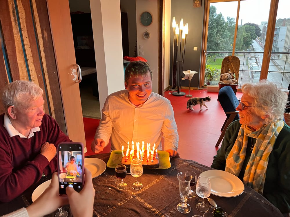 Gâteau d'anniversaire autour d'une table en famille